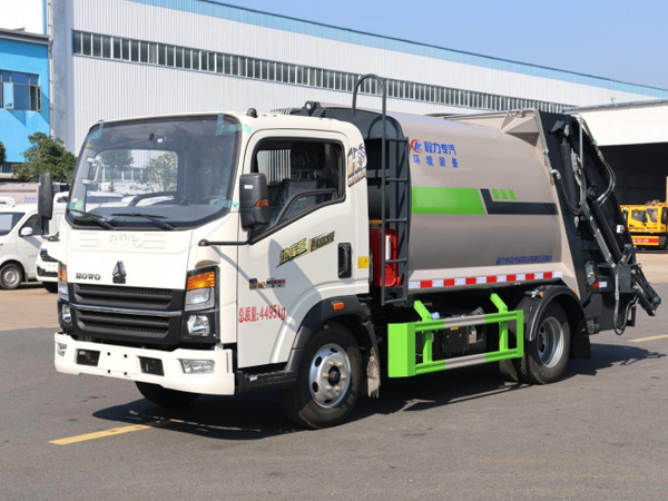 重汽豪沃M2地库王弧形箱体压缩垃圾车