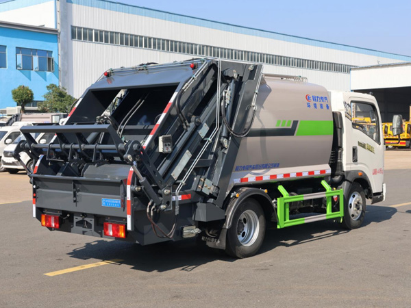 重汽豪沃M2地库王弧形箱体压缩垃圾车