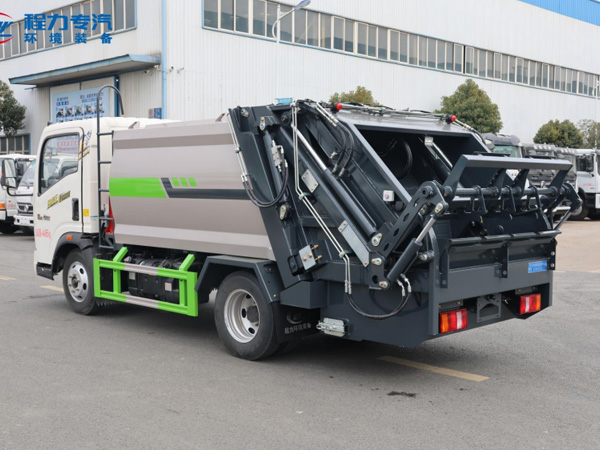重汽豪沃M2地库王压缩垃圾车
